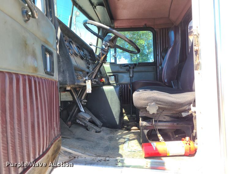 image for item EL9894 1995 Kenworth T800  semi truck