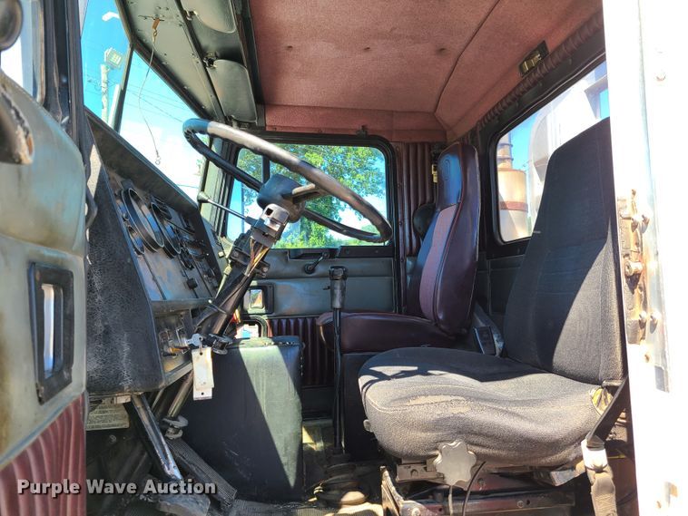 image for item EL9894 1995 Kenworth T800  semi truck