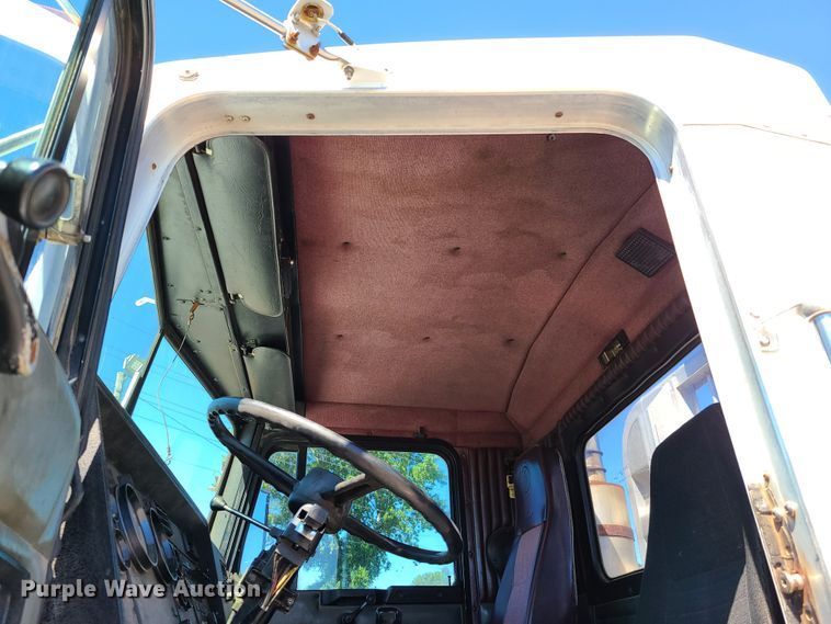 image for item EL9894 1995 Kenworth T800  semi truck