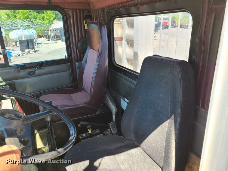 image for item EL9894 1995 Kenworth T800  semi truck