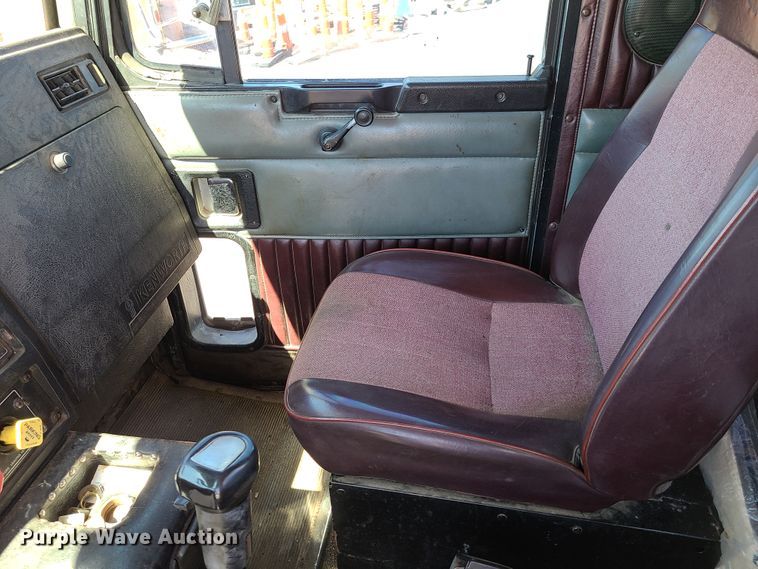 image for item EL9894 1995 Kenworth T800  semi truck