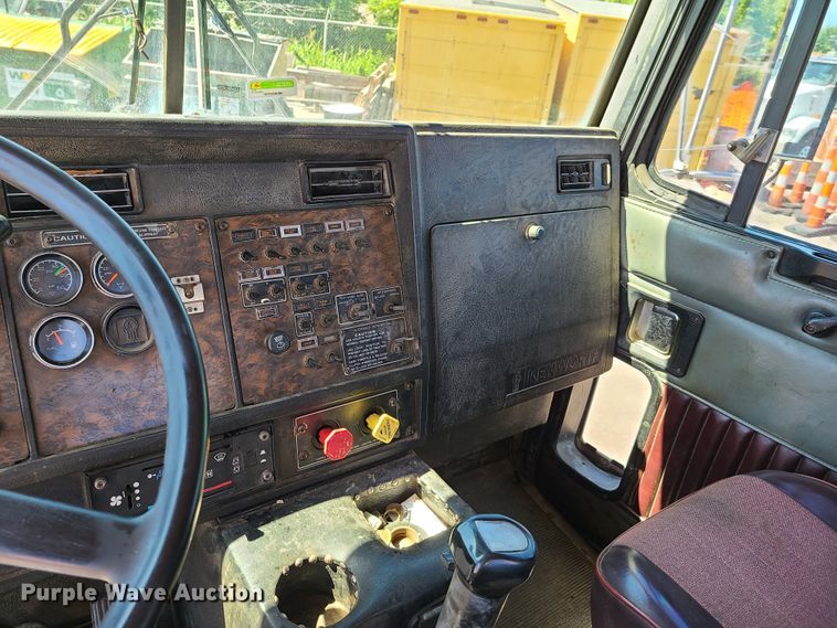 image for item EL9894 1995 Kenworth T800  semi truck