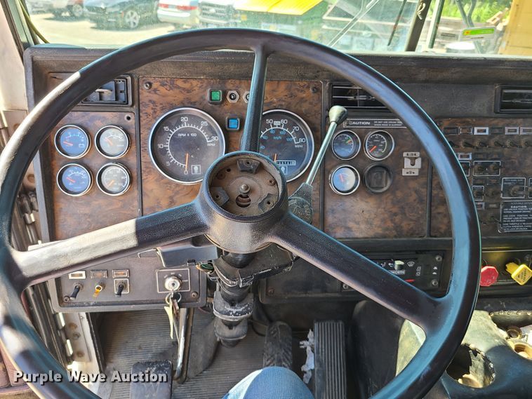 image for item EL9894 1995 Kenworth T800  semi truck