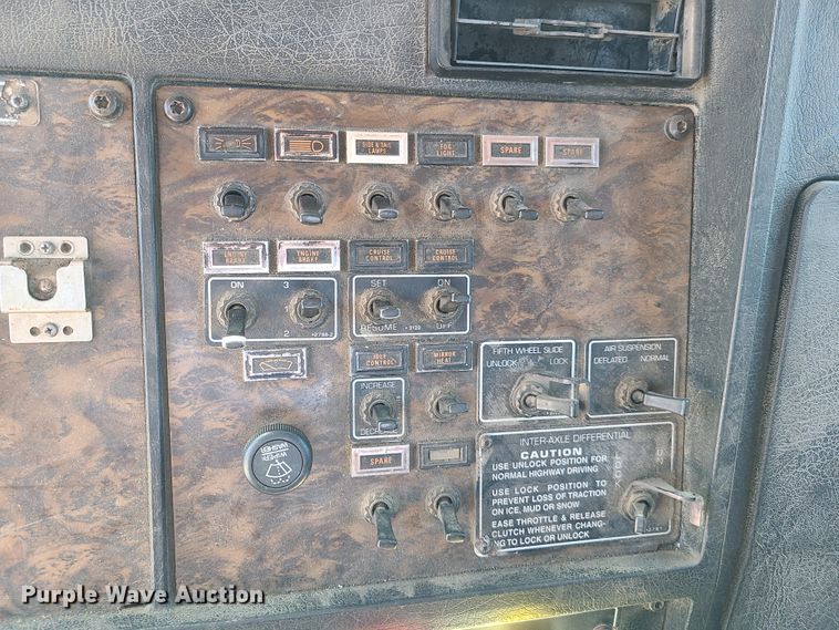 image for item EL9894 1995 Kenworth T800  semi truck