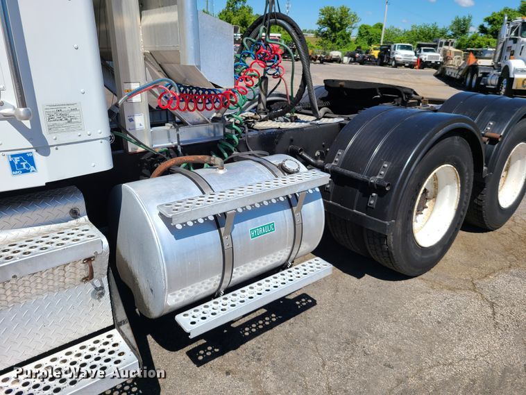 image for item EL9894 1995 Kenworth T800  semi truck