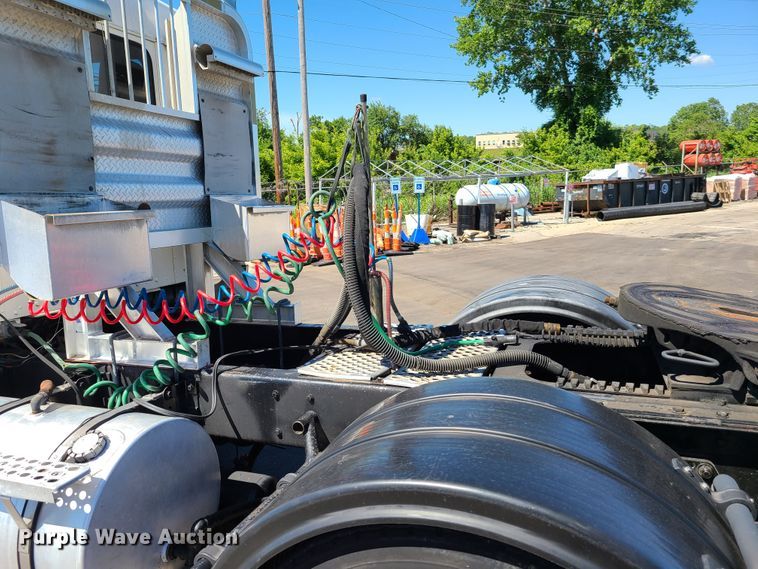 image for item EL9894 1995 Kenworth T800  semi truck