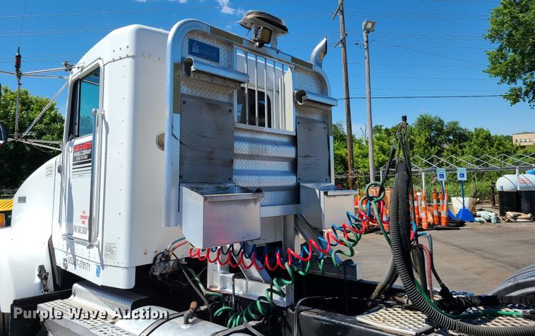 image for item EL9894 1995 Kenworth T800  semi truck