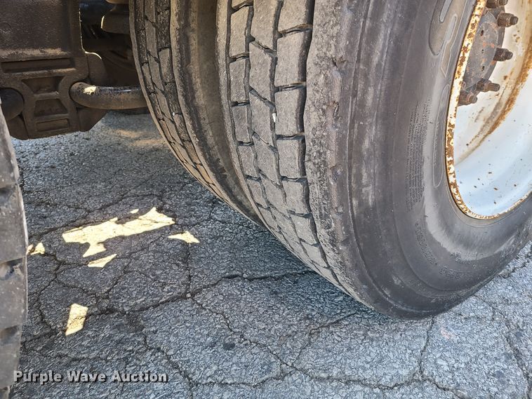 image for item EL9894 1995 Kenworth T800  semi truck