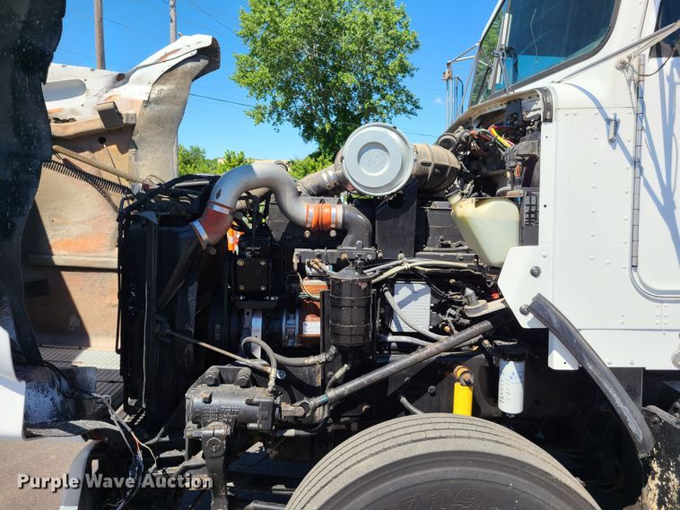 image for item EL9894 1995 Kenworth T800  semi truck