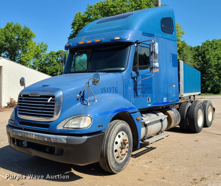 image for item EL9909 2005 Freightliner Columbia  semi truck