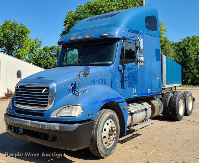 image for item EL9909 2005 Freightliner Columbia  semi truck