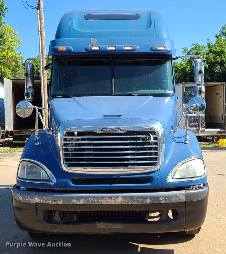 image for item EL9909 2005 Freightliner Columbia  semi truck