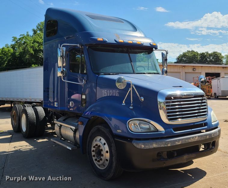 image for item EL9909 2005 Freightliner Columbia  semi truck