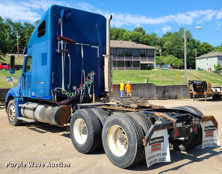 image for item EL9909 2005 Freightliner Columbia  semi truck