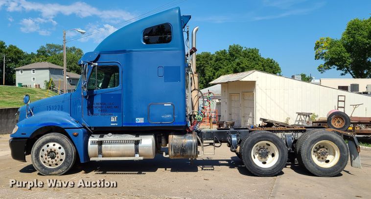 image for item EL9909 2005 Freightliner Columbia  semi truck