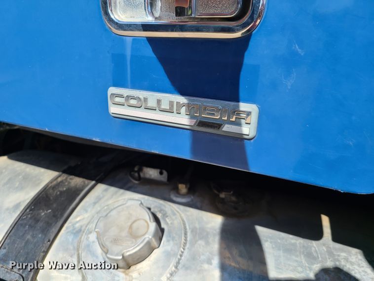 image for item EL9909 2005 Freightliner Columbia  semi truck