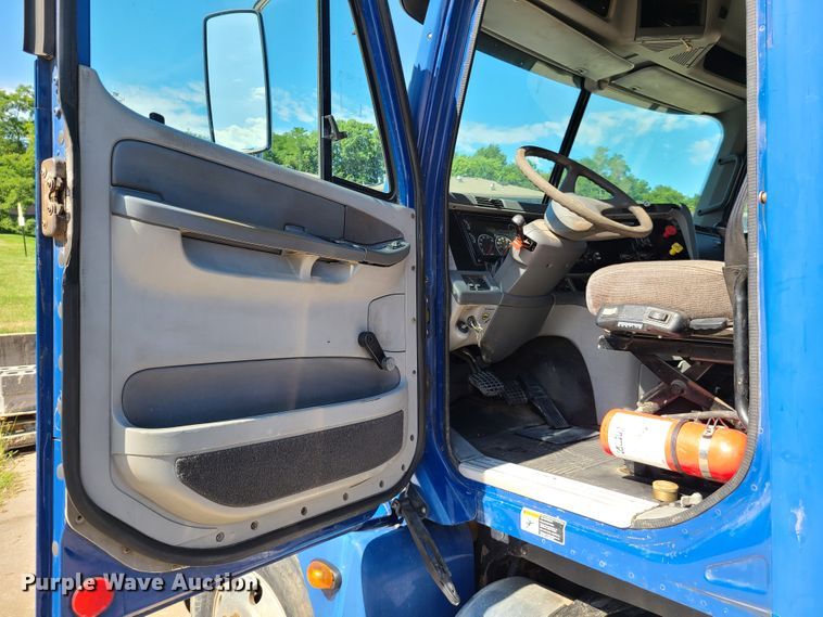 image for item EL9909 2005 Freightliner Columbia  semi truck