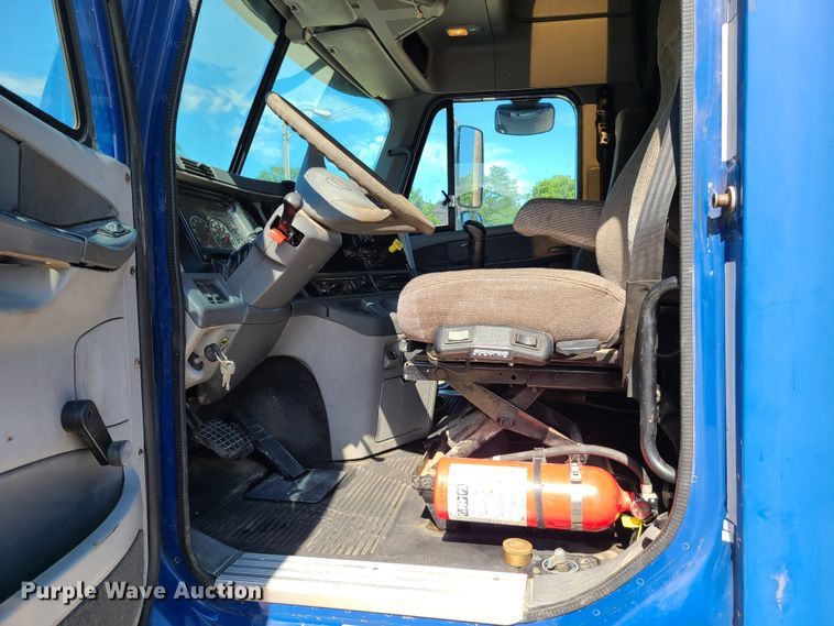 image for item EL9909 2005 Freightliner Columbia  semi truck