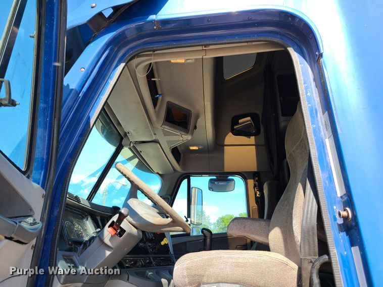 image for item EL9909 2005 Freightliner Columbia  semi truck