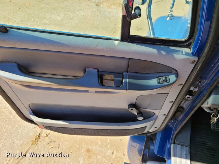 image for item EL9909 2005 Freightliner Columbia  semi truck