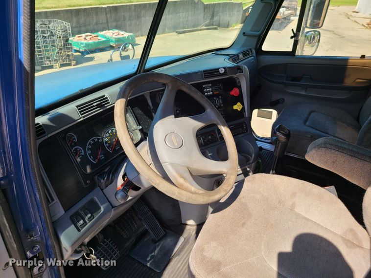 image for item EL9909 2005 Freightliner Columbia  semi truck