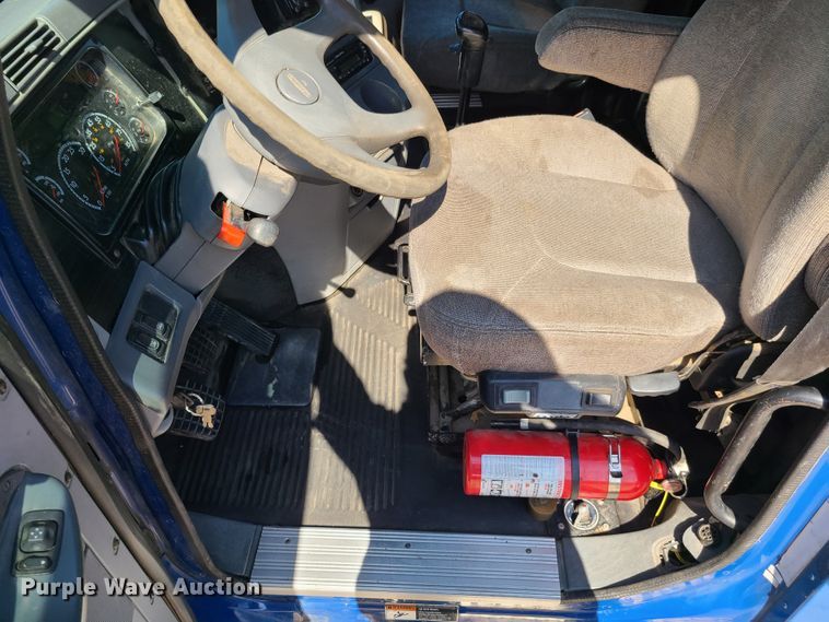 image for item EL9909 2005 Freightliner Columbia  semi truck