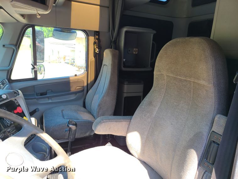 image for item EL9909 2005 Freightliner Columbia  semi truck