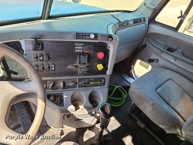 image for item EL9909 2005 Freightliner Columbia  semi truck