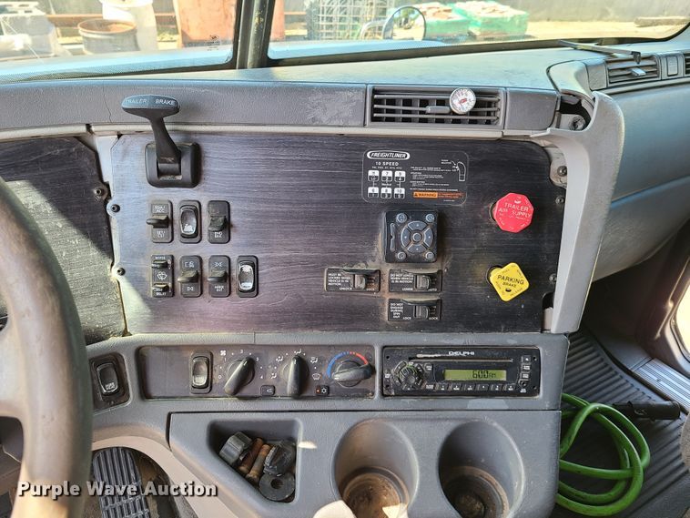 image for item EL9909 2005 Freightliner Columbia  semi truck