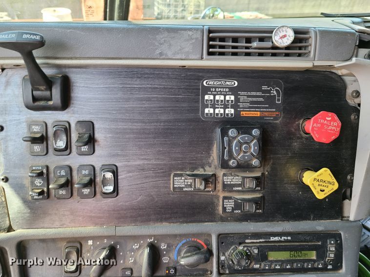 image for item EL9909 2005 Freightliner Columbia  semi truck