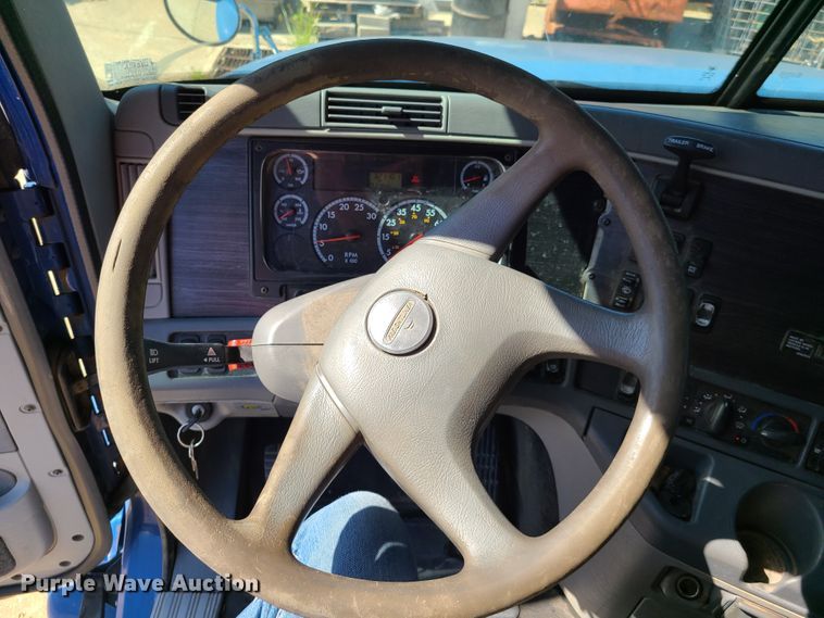 image for item EL9909 2005 Freightliner Columbia  semi truck