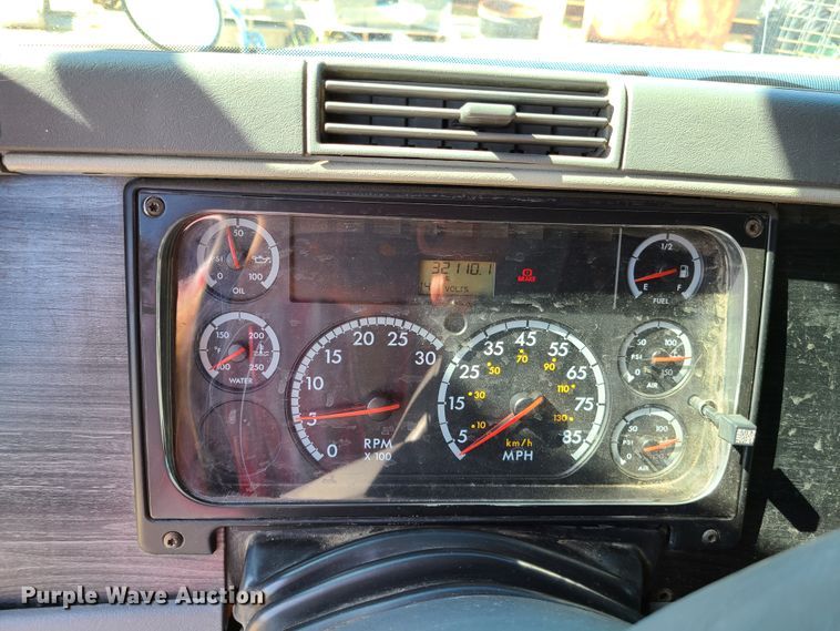 image for item EL9909 2005 Freightliner Columbia  semi truck