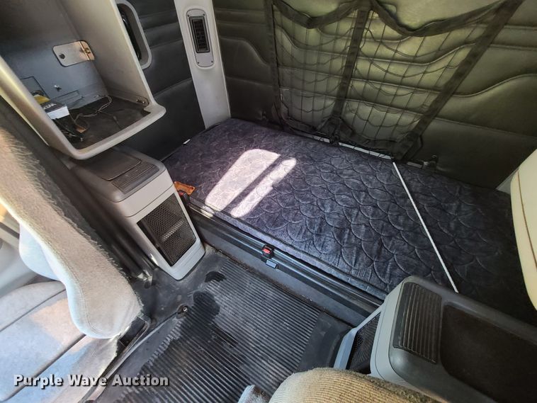 image for item EL9909 2005 Freightliner Columbia  semi truck