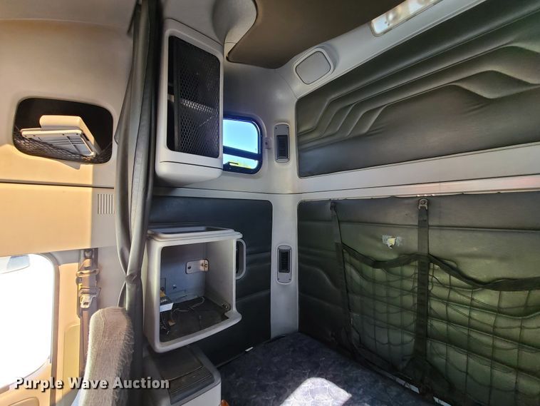 image for item EL9909 2005 Freightliner Columbia  semi truck