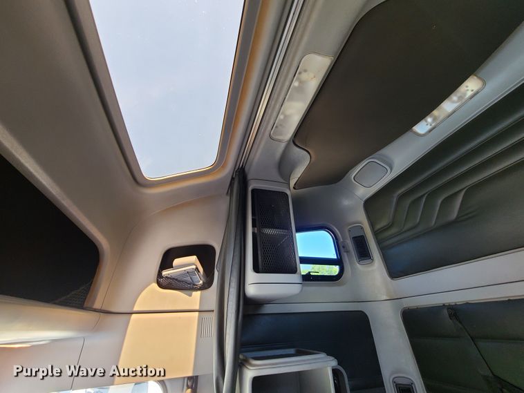 image for item EL9909 2005 Freightliner Columbia  semi truck