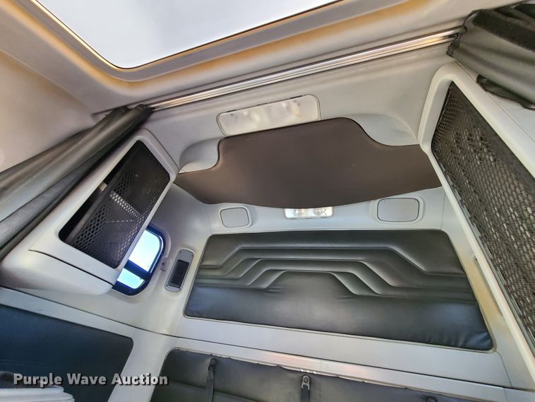 image for item EL9909 2005 Freightliner Columbia  semi truck