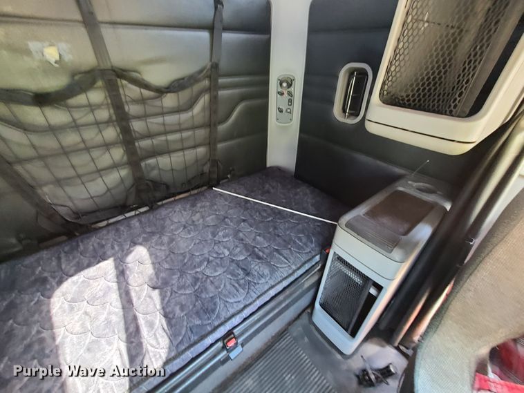 image for item EL9909 2005 Freightliner Columbia  semi truck