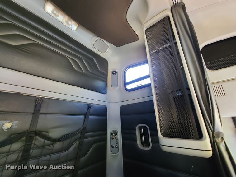 image for item EL9909 2005 Freightliner Columbia  semi truck