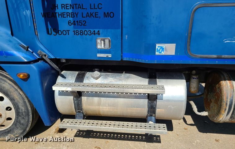 image for item EL9909 2005 Freightliner Columbia  semi truck