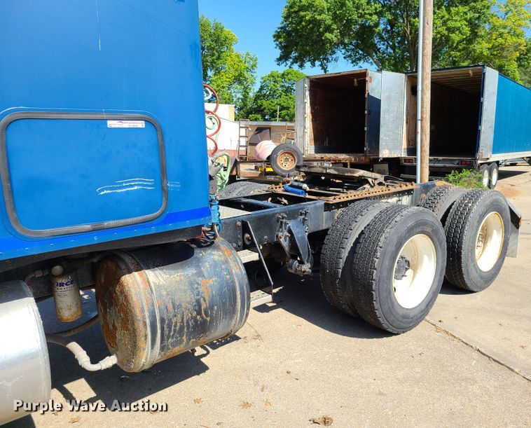 image for item EL9909 2005 Freightliner Columbia  semi truck