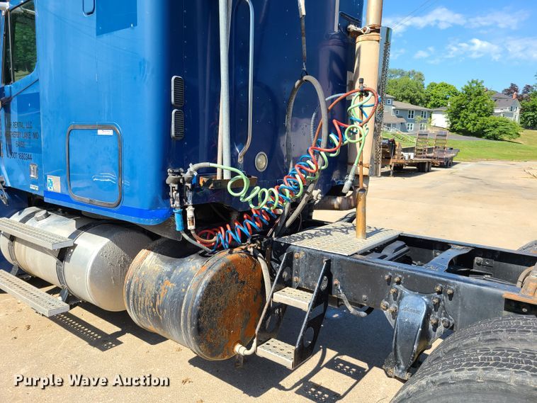 image for item EL9909 2005 Freightliner Columbia  semi truck