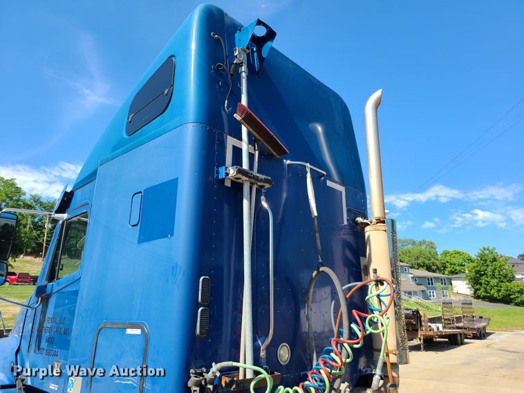 image for item EL9909 2005 Freightliner Columbia  semi truck