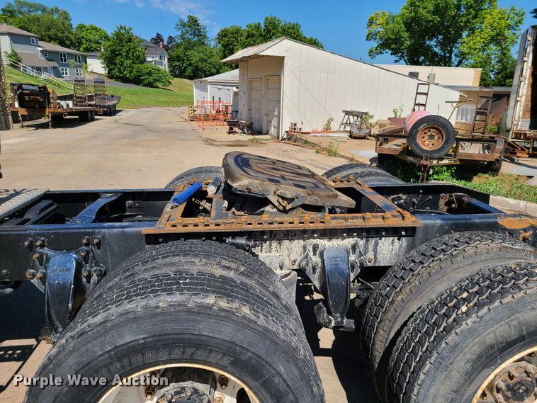 image for item EL9909 2005 Freightliner Columbia  semi truck