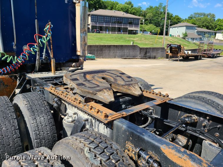 image for item EL9909 2005 Freightliner Columbia  semi truck