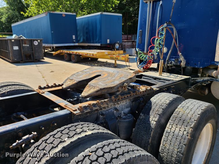 image for item EL9909 2005 Freightliner Columbia  semi truck