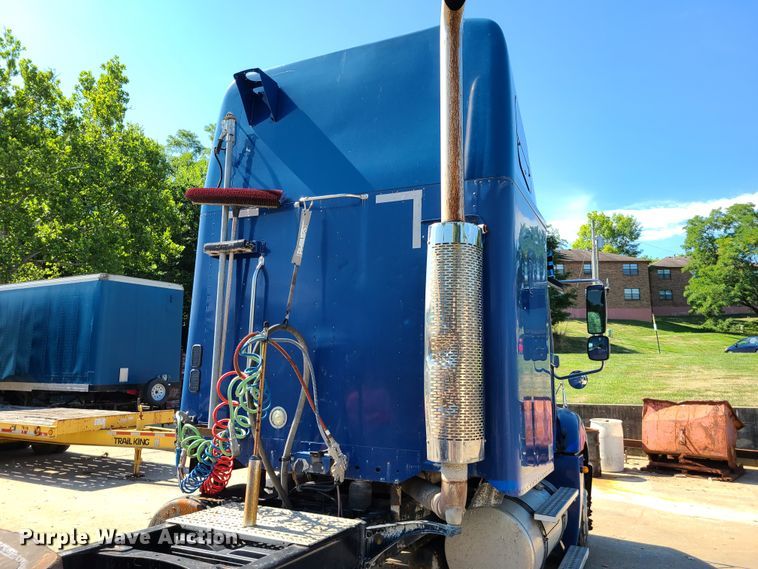 image for item EL9909 2005 Freightliner Columbia  semi truck