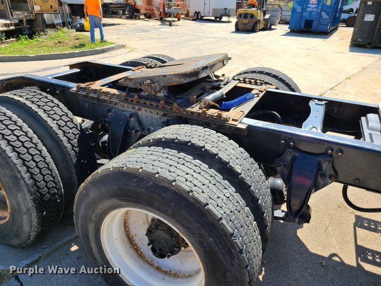 image for item EL9909 2005 Freightliner Columbia  semi truck