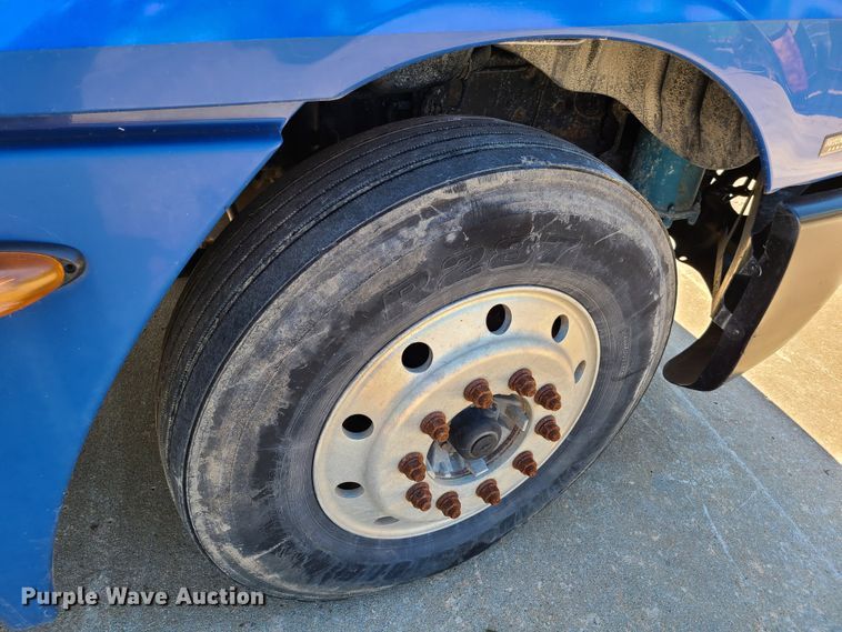 image for item EL9909 2005 Freightliner Columbia  semi truck