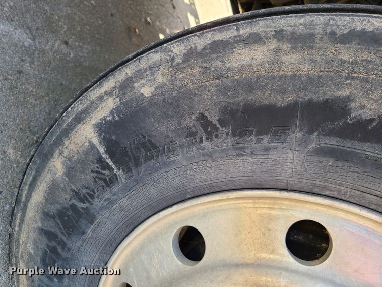 image for item EL9909 2005 Freightliner Columbia  semi truck