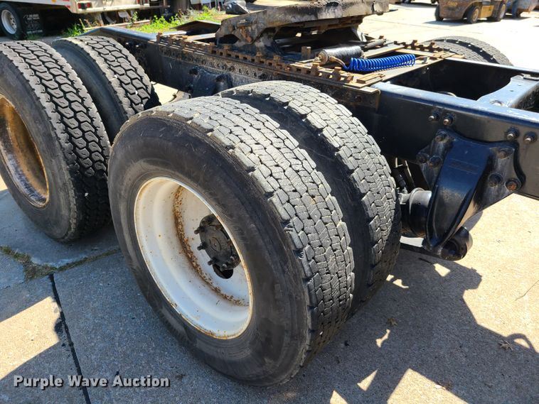 image for item EL9909 2005 Freightliner Columbia  semi truck